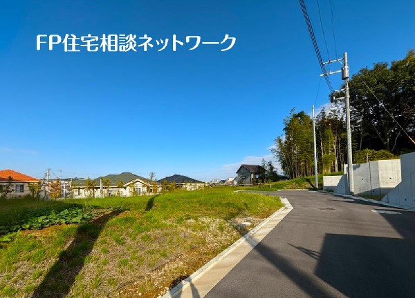 外観:緑に恵まれた閑静な住宅地は、毎日のお散歩も快適。伸び伸びスローライフを叶えてくれます。季節の移ろいを身近に感じられる自然豊かな環境で子育てすれば、お子様もきっと素直に成長してくれるはずです！