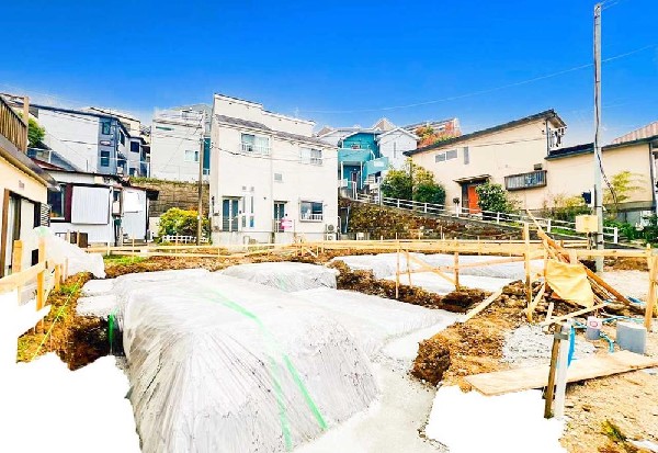 外観:緑に恵まれた閑静な住宅地は、毎日のお散歩も快適。伸び伸びスローライフを叶えてくれます。季節の移ろいを身近に感じられる自然豊かな環境で子育てすれば、お子様もきっと素直に成長してくれるはずです！