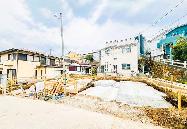 外観:前面道路は幅14.2ｍの公道。車通りが少なく敷地との高低差もないので、車の出入りがしやすいですね。