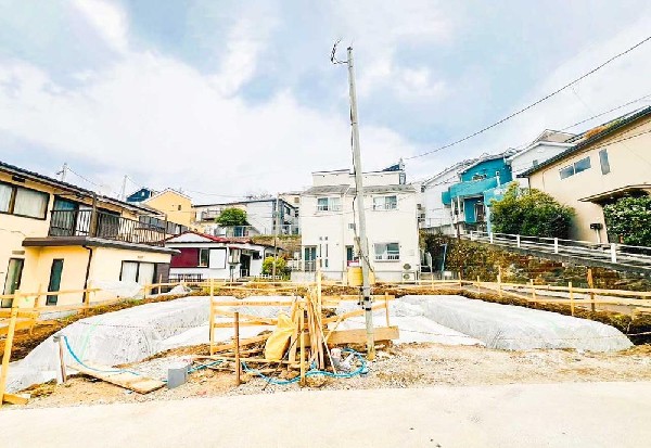 外観:緑に恵まれた閑静な住宅地は、毎日のお散歩も快適。伸び伸びスローライフを叶えてくれます。季節の移ろいを身近に感じられる自然豊かな環境で子育てすれば、お子様もきっと素直に成長してくれるはずです！