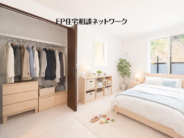 光が取り込みやすい2面採光の居室。日当たり良好です。（本画像はCGで作成しており、実際に現地に家具・家電はおかれておりません。また価格には含まれておりません）