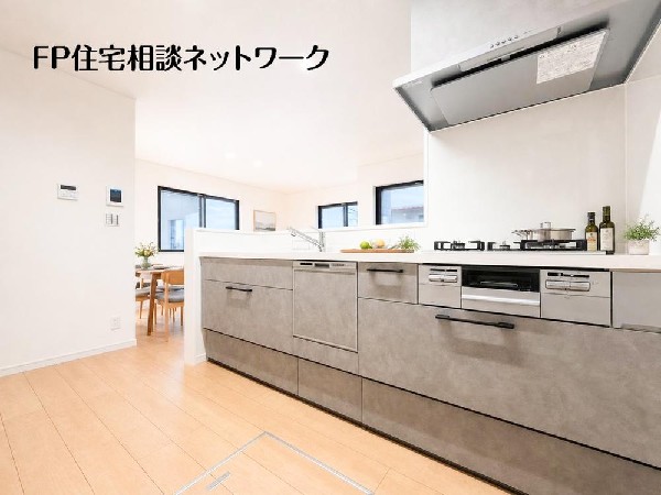 リビングを見渡せ家族の気配を感じられる、そんな空間を演出できるキッチンです。（本画像はCGで作成しており、実際に現地に家具・家電等はおかれておりません。また価格に家具・家電等は含まれておりません。）