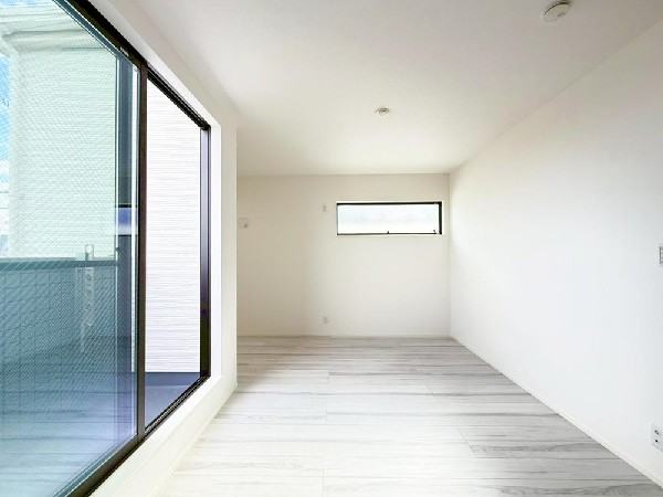光が沢山取り込める大きな窓。日差しを長時間受ける事が出来る暖かいお部屋です。もちろんペアガラスなので、遮音性に優れ、結露も発生しにくい構造。サッシ周りのカビが発生しにくくなりますね。