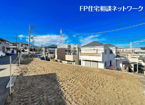 外観:角地であり、且つ間口が広いため、これこそまさに一戸建てと言わんばかりの外観。堂々としている佇まいが存在感をアピール。