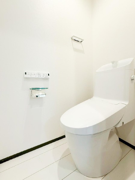 スッキリとしたデザインのトイレは明かり取りの窓からも光が取り込まれ日中は電気を消していてもご使用いただける明るさとなっております。