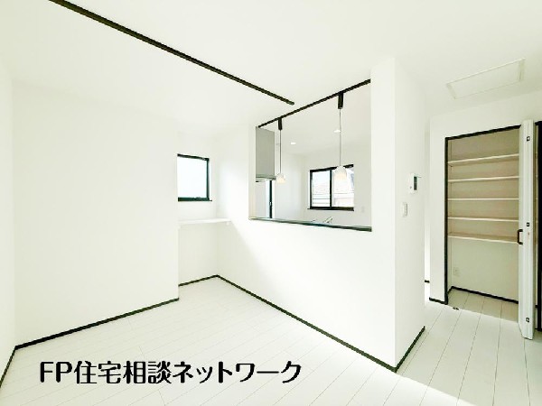 リビングの一角にデザイン性の高い小窓を設けました。至るところまで光の入り方を考えプランニング致しました。光に満ちた心豊かな日々が日常となりますように。