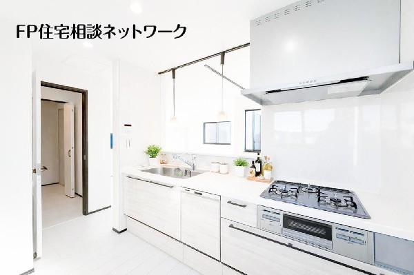 新しいキッチンは食事の支度が捗りますね！お子様と一緒に準備や片付けが出来るキッチンは、ご家族のコミュニケーションを育む場として活躍します。何気ない時間ですが、大切にしたいですね！