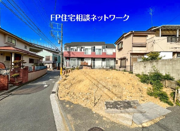 外観:開放感のある現地で、前面道路よりも少し高くなっておりますので、プライベート感も保たれます！高くなっている分、日当りや風通しも良く快適な生活が待っています！