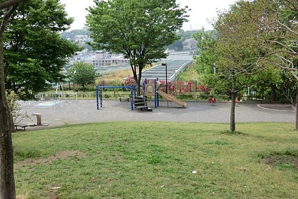 周辺環境:峰岡町三丁目公園(峰岡町三丁目公園まで400m)