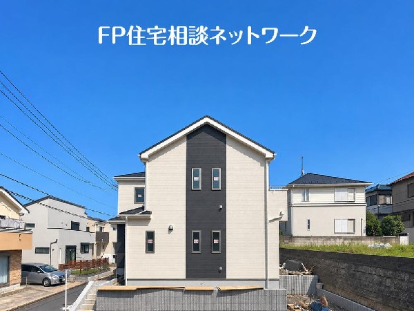 外観:開放感のある現地で、前面道路よりも少し高くなっておりますので、プライベート感も保たれます！高くなっている分、日当りや風通しも良く快適な生活が待っています！