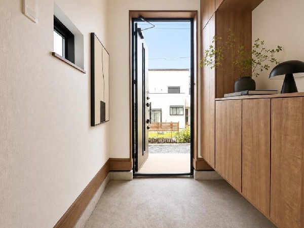 外観:気持ちの良い一日の始まりは笑顔でスタートしたいですよね。玄関ホールがスッキリ広々としていると帰る時も出ていく時も気持ちが良いものです！
