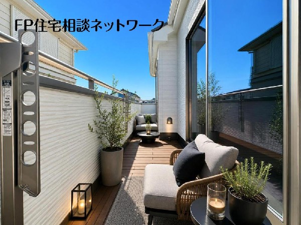 開放的なバルコニーは太陽の温かな温もりをめいっぱい受け止めてくれます。太陽の光と爽やかな風を受けたお洗濯物はあっという間に乾き、取りこむ時には太陽の匂いを感じられそうですね。
