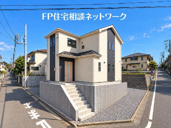 外観:四季を通じて自然と触れ合えるスポットが周辺には盛りだくさん！お散歩やジョギング、週末のご家族での遊びに最適です。目の前に広がる開放感とゆとり、暮らしの夢を育む理想の住まいがここにはあります。