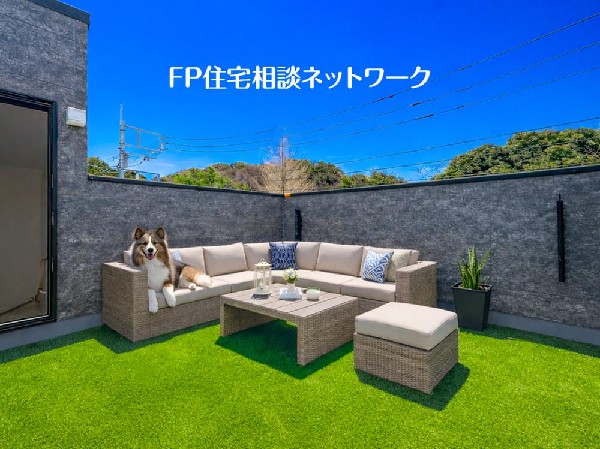 人目が気にならない庭のような屋上スカイバルコニーは、ＢＢＱやお子様の遊び場など、家族の絆を深めることのできる大切な空間になることでしょう！※人工芝、家具、ペットはAIにて合成しております。