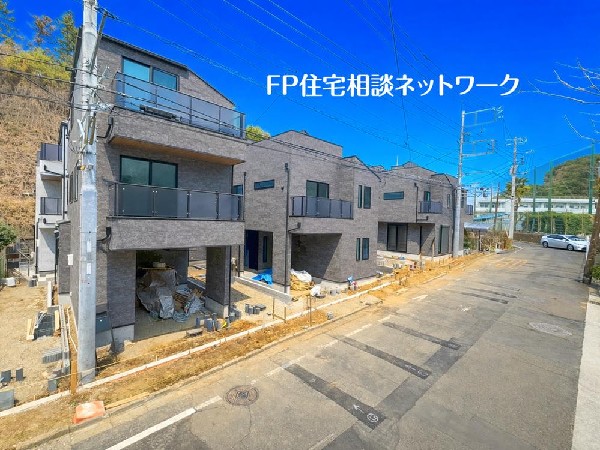 外観:現地周辺はフラットな住環境です。日頃のお買い物やお子さんの送り迎えなど、日常生活における移動が苦になりません。