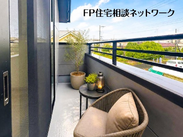 開放的なバルコニーは太陽の温かな温もりをめいっぱい受け止めてくれます。（本画像はCGで作成しており、実際に現地に家具はおかれておりません。また価格に家具は含まれておりません。）