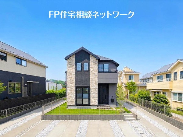外観:閑静な住宅地に馴染む落ち着いた色合いの外観。長く愛着を持って頂きたいからこそ飽きのこないシンプルな色目に仕上げました。外壁には耐久性・防汚性に優れたサイディング材を使用しております！
