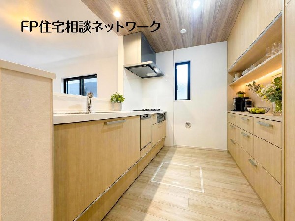 リビングを見渡せ家族の気配を感じられる、そんな空間を演出できるキッチンです。（本画像はCGで作成しており、実際に現地に家具・家電等はおかれておりません。また価格に家具・家電等は含まれておりません。）