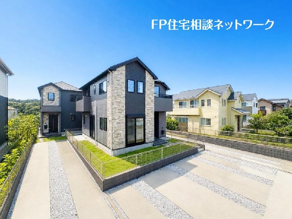 外観:深く豊かな緑と爽快な青い空を感じるまさに横浜に暮らす心地よさを存分に堪能いただける邸宅です。グレードの高い設備仕様が標準装備のデザイン住宅で快適で便利な生活をお送り頂けます。