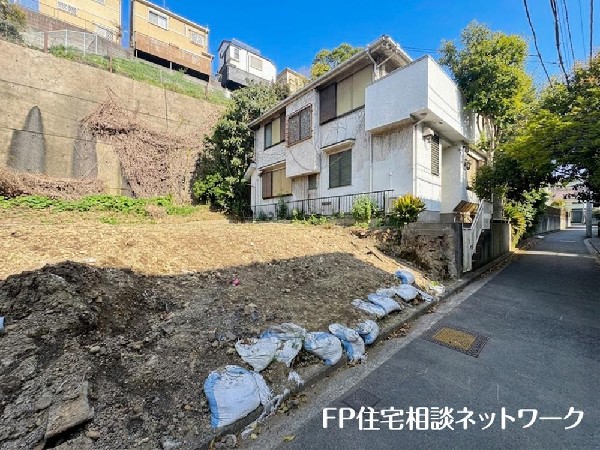 外観:第一種低層住居専用地域の良好な住環境が保たれたエリア。低層の一戸建てを中心とした街並みが整然と続き、周辺は高い建物が建っていないので、採光や開放性に恵まれています。