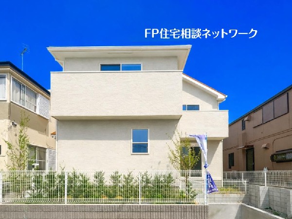 外観:深く豊かな緑と爽快な青い空を感じるまさに横浜に暮らす心地よさを存分に堪能いただける邸宅です。グレードの高い設備仕様が標準装備のデザイン住宅で快適で便利な生活をお送り頂けます。