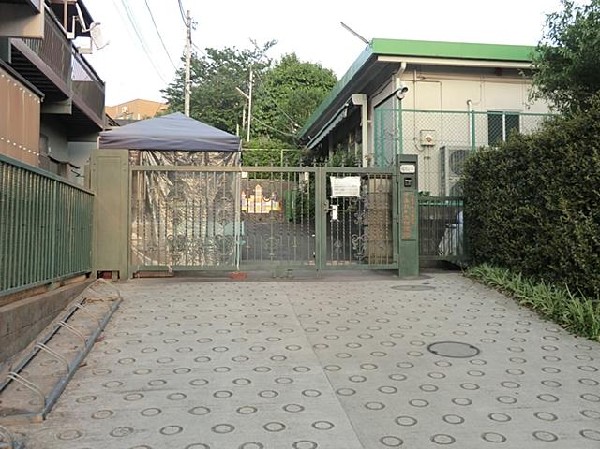 周辺環境:すみれが丘幼稚園(すみれが丘幼稚園まで450m)