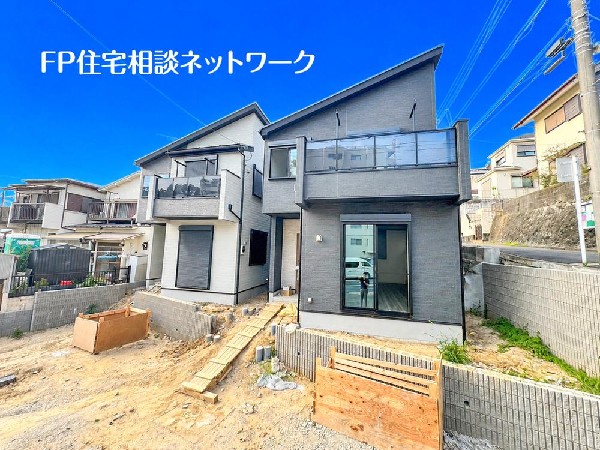 外観:開放感のある現地で、前面道路よりも少し高くなっておりますので、プライベート感も保たれます！高くなっている分、日当りや風通しも良く快適な生活が待っています！