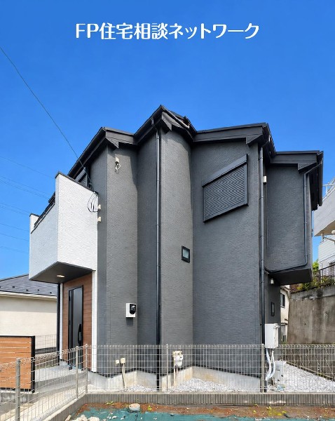 外観:閑静な住宅地に馴染む落ち着いた色合いの外観。長く愛着を持って住んで頂きたいからこそ飽きのこないシンプルな色目に仕上げます。
