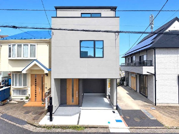 外観:光と風が行わたる開放感あふれる邸宅　春には気持ちの良いそよ風、冬には朝の暖かな光　季節の移り変わりを感じる暮らしを実現