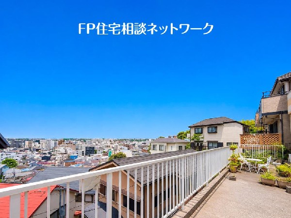 外観:深く豊かな緑と爽快な青い空を感じるまさに横浜に暮らす心地よさを存分に堪能いただける邸宅です。グレードの高い設備仕様が標準装備のデザイン住宅で快適で便利な生活をお送り頂けます。