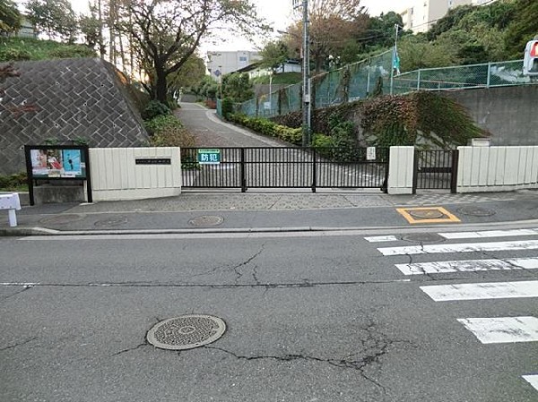 周辺環境:横浜市立芹が谷中学校(横浜市立芹が谷中学校まで1300m)