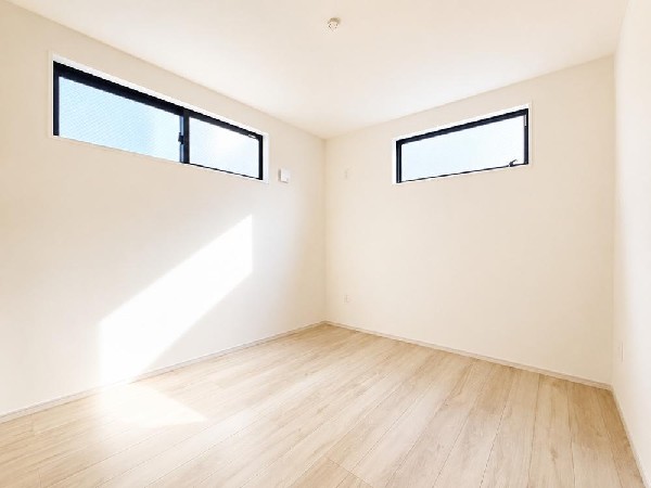 日差しを長時間受ける事が出来る暖かいお部屋です。もちろんペアガラスなので、遮音性にも優れ結露も発生しにくい構造。サッシ周りのカビが発生しにくくなりますね。