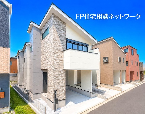 外観:深く豊かな緑と爽快な青い空を感じるまさに横浜に暮らす心地よさを存分に堪能いただける邸宅です。グレードの高い設備仕様が標準装備のデザイン住宅で快適で便利な生活をお送り頂けます。