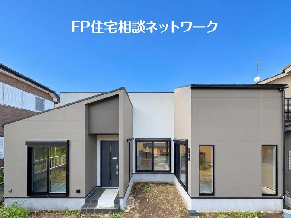 外観:家族との距離が自然と近づく平屋住宅。3台分のカースペースを備え、趣味や来客など幅広いライフスタイルに対応します。静かで落ち着いた住環境の中、心豊かな毎日をお過ごしいただけます。