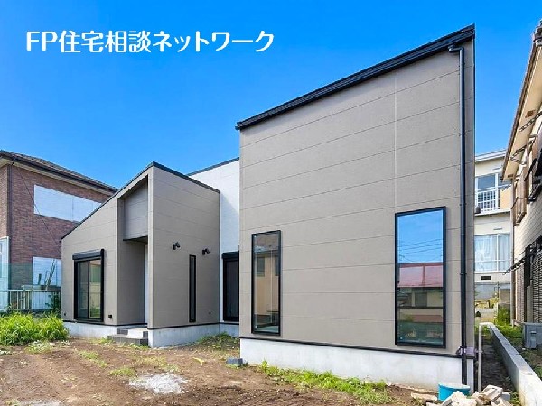 外観:ワンフロアで生活が完結する平屋住宅。階段のない快適な住まいは、子育て世帯からシニア世代まで幅広い世代におすすめです。穏やかな街並みに囲まれた良好な住環境で、心地よい毎日をお過ごしいただけます。