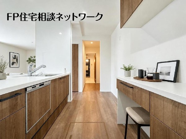 リビングを見渡せ家族の気配を感じられる、そんな空間を演出できるキッチンです。（本画像はCGで作成しており、実際に現地に家具・家電等はおかれておりません。また価格に家具・家電等は含まれておりません。）