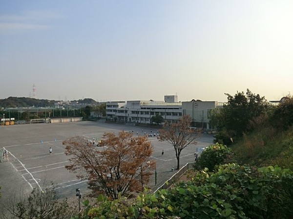 周辺環境:横浜市立秋葉中学校(横浜市立秋葉中学校まで210ｍ)