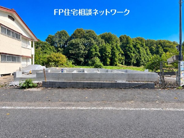 外観:緑に恵まれたエリアで、毎日のお散歩も気持ちよさそうです。自然に包まれた穏やかな暮らしができそうです♪