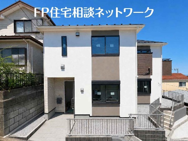 外観:光と風が行わたる開放感あふれる邸宅　春には気持ちの良いそよ風、冬には朝の暖かな光　季節の移り変わりを感じる暮らしを実現