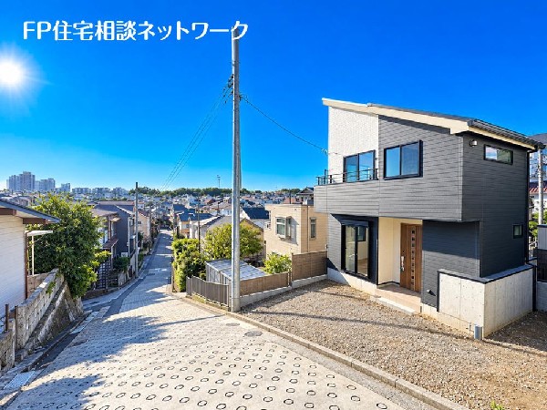 外観:南側が道路に面し、日当り良好♪前面道路の幅も広々約5.7mあります！