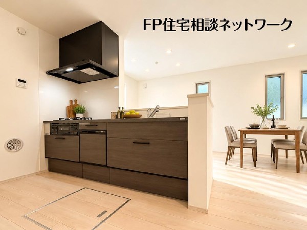 リビングを見渡せ家族の気配を感じられる、そんな空間を演出できるキッチンです。（本画像はCGで作成しており、実際に現地に家具・家電等の家財はおかれておりません。また価格に家具・家電等は含まれておりません。