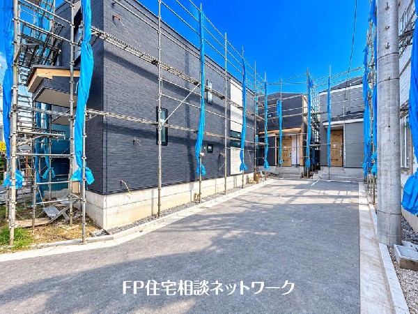 外観:第一種低層住居専用地域の良好な住環境が保たれたエリア。低層の一戸建てを中心とした街並みが整然と続き、周辺は高い建物が建っていないので、採光や開放性に恵まれています♪