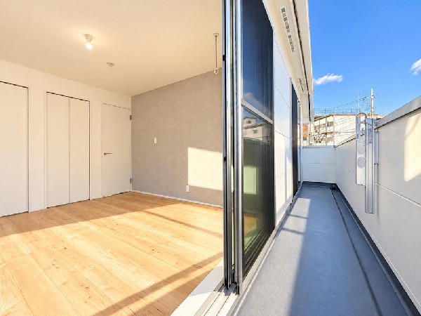 光が沢山取り込める大きな窓。日差しを長時間受ける事が出来る暖かいお部屋です。もちろんペアガラスなので、遮音性に優れ、結露も発生しにくい構造。サッシ周りのカビが発生しにくくなりますね。