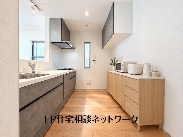 【キッチン】  本画像はAIによるステージング加工を施したイメージです。家具・家電・小物等は現地にはなく、販売価格にも含まれません。実際の現況とは異なります。