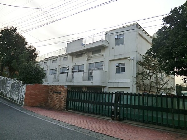 周辺環境:横浜市立上永谷中学校(横浜市立上永谷中学校まで1300ｍ)