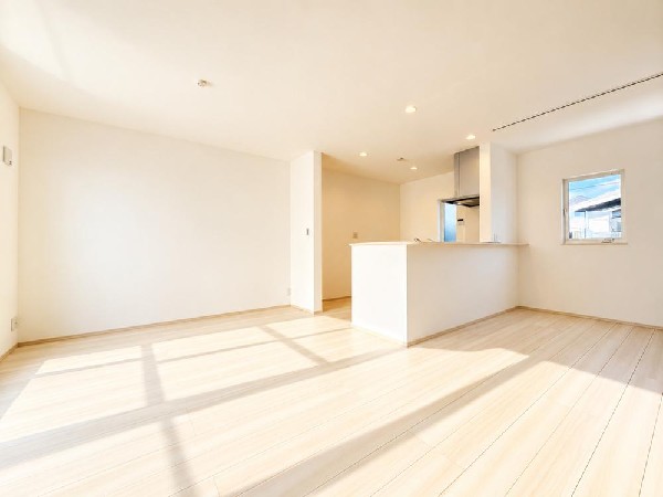 ご家族が集まるからこそＬＤＫは拘りたいですよね！日光をたっぷりと取りこめるリビングでゆったりと過ごしませんか？子供たちが元気に笑いながら走り回っている姿が目に浮かぶ空間です。