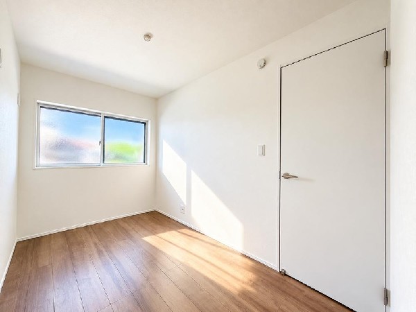 日差しを長時間受ける事が出来る暖かいお部屋です。もちろんペアガラスなので、遮音性にも優れ結露も発生しにくい構造。サッシ周りのカビが発生しにくくなりますね。