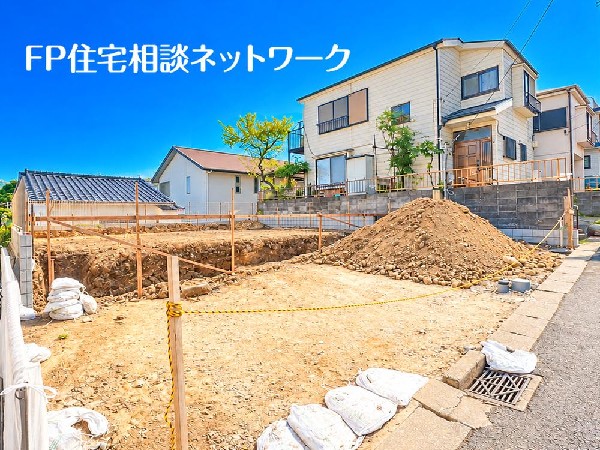 外観:間口が広く日当り良好！ガーデニングも楽しめる敷地の広さが魅力的です。暮らしに潤いと癒しをもたらすお庭は、ひとつひとつの樹木、花達の変化に目が届き、家族の会話にも花が咲きます。