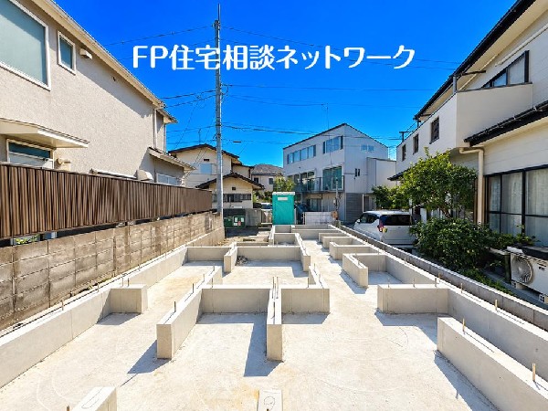 外観:良好な住環境が保たれたエリア。低層の一戸建を中心とした街並みが整然と続き周辺は高い建物が建っておらず、採光や開放性に恵まれ、空が広く緑の多い閑静な趣を感じる環境です。