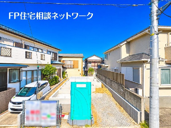 外観:四季を通じて自然と触れ合えるスポットが周辺には盛りだくさん！お散歩やジョギング、週末のご家族での遊びに最適です。目の前に広がる開放感とゆとり、暮らしの夢を育む理想の住まいがここにはあります。